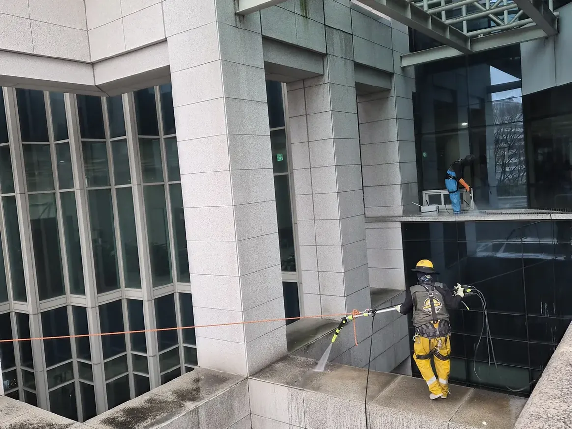 철원군 근동면 상가건물 옥상 파라펫 장비 주변 정밀 위생청소 사례 - 행진크린