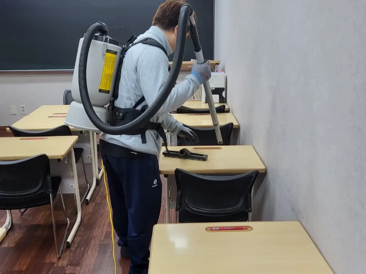 동해시 삼화동 학교 현관·중앙홀 바닥 위생청소 사례 - 행진크린