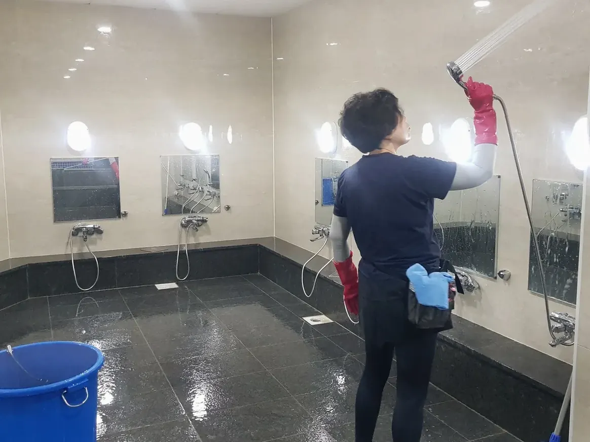동해시 삼화동 목욕탕 탈의실·파우더룸 바닥 위생청소 사례 - 행진크린